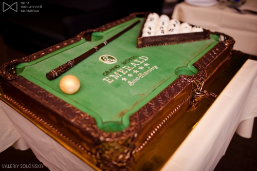 Грядет самый сладкий момент турнира - разрезание торта от кулинаров Гранд Отеля "Эмеральд"